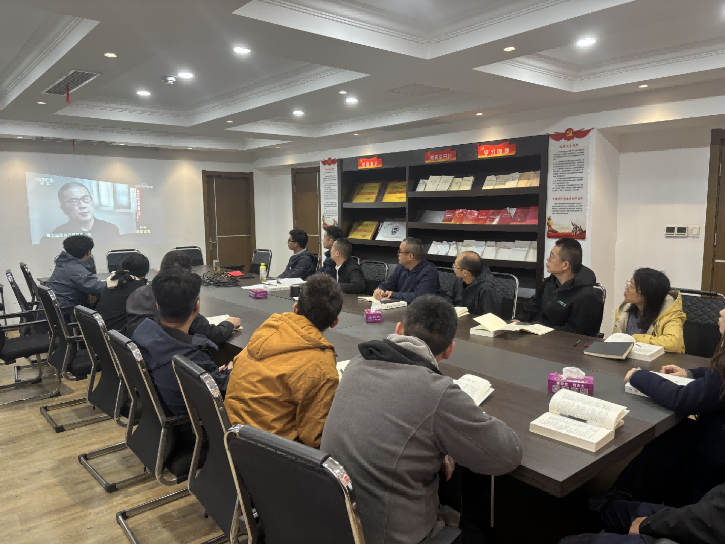 坚定理想信念，筑牢思想防线——建安公司党支部观看警示教育片《永远吹冲锋号》