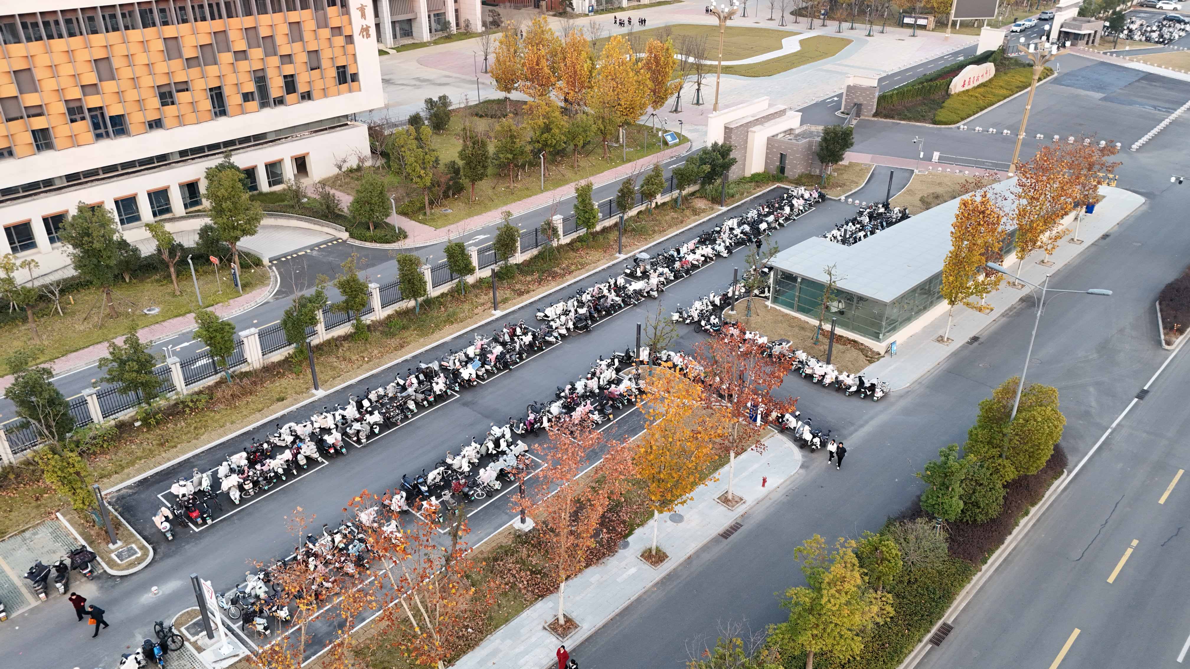 攻坚克难抢进度 精工筑安惠师生 滁州中学南门交通安全提升工程提前竣工纪实